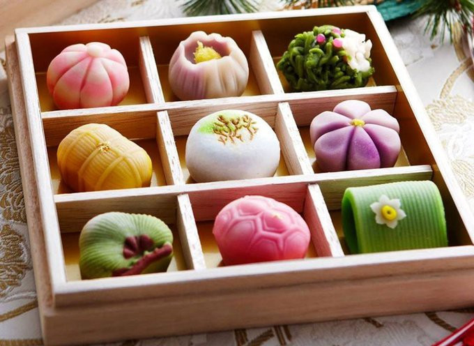 Wagashi là đồ ngọt truyền thống của Nhật Bản tượng trưng cho các mùa hoặc các yếu tố của thiên nhiên. Có 2 loại Wagashi đặc trưng là mochi và anko (bột đậu đỏ vị ngọt), thường được làm từ các thành phần thực vật và được chế biến một cách tinh tế.