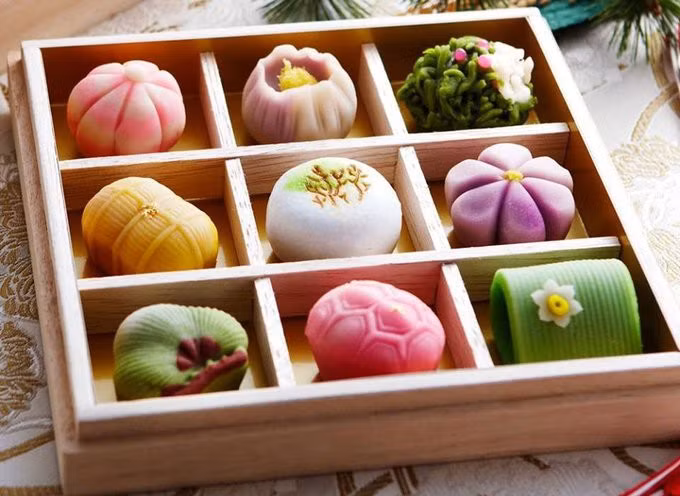 Wagashi là đồ ngọt truyền thống của Nhật Bản tượng trưng cho các mùa hoặc các yếu tố của thiên nhiên. Có 2 loại Wagashi đặc trưng là mochi và anko (bột đậu đỏ vị ngọt), thường được làm từ các thành phần thực vật và được chế biến một cách tinh tế.