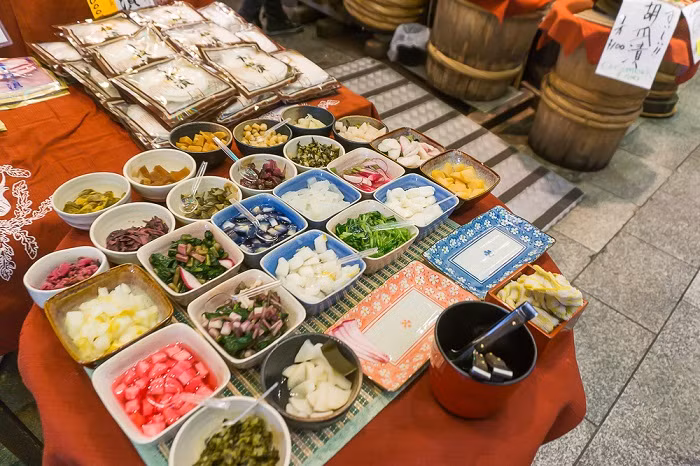 Có hàng loạt các cửa hàng phục vụ đồ ăn thử cho khách tham quan. Đây là cơ hội để bạn có thể vừa tham quan vừa nếm thử các món ăn đặc sắc tại chợ Nishiki.