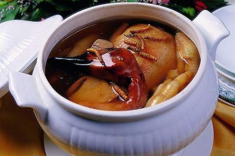 Vịt hầm trùng thảo: Vịt 1 con, đông trùng hạ thảo 10 g. Vịt làm sạch, đông trùng hạ thảo, gừng, hành cho trong bụng vịt khâu lại, cho muối tiêu, gia vị (thường thêm chút rượu), đặt trong nồi áp suất hoặc nồi cách thủy, thêm ít nước đun nhỏ lửa trong 2 giờ cho chín nhừ.