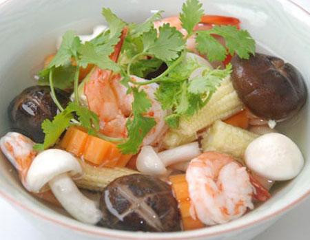 Cho dầu vào chảo đun nóng, đổ tôm nõn, hành, gừng, lá cải vào xào qua rồi đổ nước dùng gà vào cùng với nấm kim châm, muối đun sôi. Cuối cùng nêm mì chính, dầu thơm. Công dụng: Chữa bệnh gan, nam nữ suy yếu tình dục.