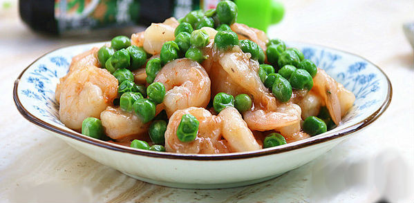 Phi tỏi thơm lên rồi cho hành tây vào xào chín tái, cho ra đĩa. Xào tôm cho chín tới rồi trút đậu Hà Lan vào xào cùng với chút dầu hào. Khi đậu chín tới thì cho hành tây vào, đảo qua rồi tắt bếp. Trút món ăn ra đĩa. Bạn có thể ăn nóng với cơm. Công dụng: Cải thiện sức khỏe “chuyện ấy” cả nam và nữ.