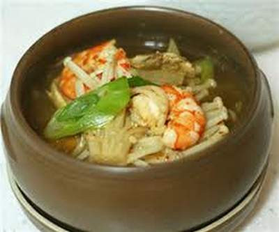 Canh nấm kim châm, tôm nõn, rau cải: Nấm kim châm tươi 100 g, tôm nõn 50 g, gia vị lá cải thìa 20 g, nước dùng gà 750 g, dầu rán, dầu thơm, muối, mỳ chính, hành, gừng. Nấm kim châm bỏ gốc rửa sạch, lá cải thìa rửa sạch thái sơ.