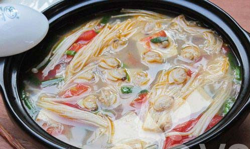 Ngao cho vào nước muối rửa sạch bùn đất. Đậu phụ cắt miếng vuông 2 cm. Nước canh xương cho vào nồi, đổ ngao và đậu phụ vào đun sau đó cho nấm kim châm và gừng vào. Khi ngao há miệng, nêm mắm muối, hạt tiêu, hành.