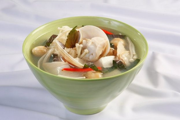 Canh ngao nấu nấm kim châm: Đây chính là món ăn bổ thận tráng dương cho nam giới có đời sống chăn gối mạnh mẽ hơn. Nấm kim châm 150 g, ngao 300 g, đậu phụ tươi 500 g, hành hoa 15 g, gừng thái mỏng 10 g, mắm muối 5 g, nước xương 500 ml. Nấm kim châm bỏ gốc lấy phần trên rửa sạch, chần qua nước sôi pha muối vớt ra.