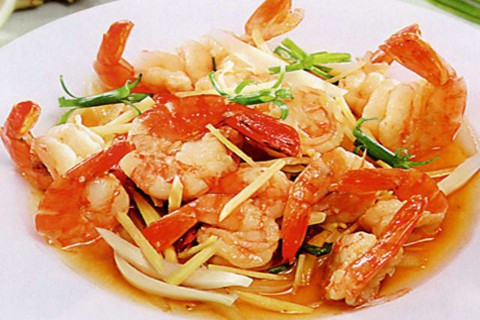 Tôm xào đậu và hành tây: Ướp tôm với gia vị trong 10 phút. Hành tây bỏ vỏ, thái miếng vuông hình quân cờ, đậu Hà Lan làm sạch, rửa để ráo.