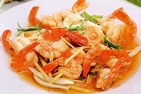 Tôm xào đậu và hành tây: Ướp tôm với gia vị trong 10 phút. Hành tây bỏ vỏ, thái miếng vuông hình quân cờ, đậu Hà Lan làm sạch, rửa để ráo.