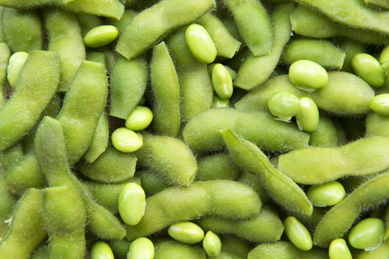 Đỗ tương: Protein trong quả đỗ tương chứa các chất dinh dưỡng tốt cho bạn, bao gồm cả axit linoleic. Nghiên cứu trên khoảng 4.000 phụ nữ cho thấy, những người có chế độ ăn nhiều axit linoleic sẽ có tỷ lệ teo da thấp hơn và ít hình thành nếp nhăn trên khuôn mặt.