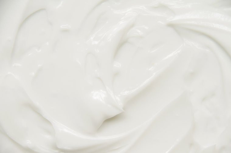 Sữa chua Hy Lạp: Tiến sĩ Christine Rosenbloom, một chuyên gia dinh dưỡng ở Atlanta (Mỹ) cho biết, loại sữa chua này có hàm lượng protein cao hơn so với các loại sữa chua khác. Sữa chua Hy Lạp có chứa axit amin leucine, một tác nhân để xây dựng và sửa chữa cơ bắp.