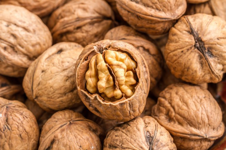 Quả óc chó: Đây là một món ăn nhẹ giàu các chất dinh dưỡng chống lão hóa, theo ông Ginger Hultin, một chuyên gia dinh dưỡng ở Seattle (Mỹ).