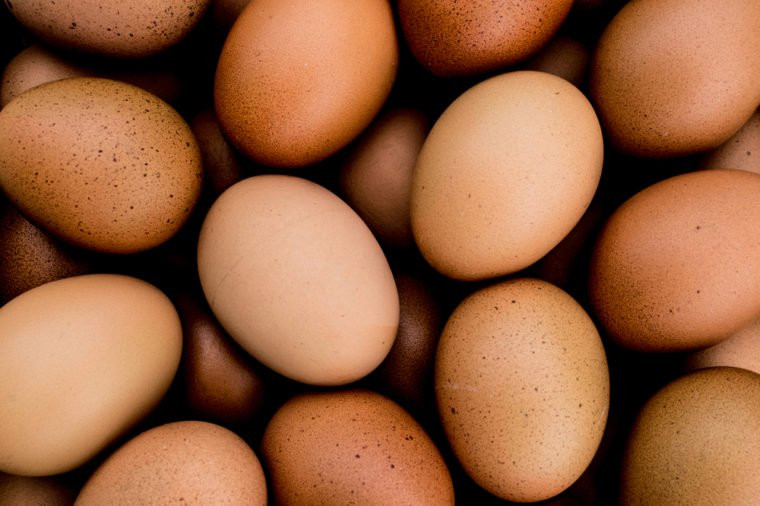 Trứng: Chuyên gia dinh dưỡng Mỹ Jessica Crandall Snyder, trứng là thực phẩm bạn nên ăn nhiều nếu muốn ngăn ngừa sự cố cơ bắp.