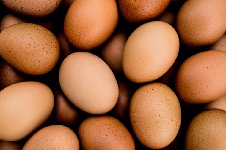 Trứng: Chuyên gia dinh dưỡng Mỹ Jessica Crandall Snyder, trứng là thực phẩm bạn nên ăn nhiều nếu muốn ngăn ngừa sự cố cơ bắp.