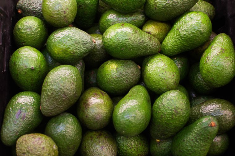 Quả bơ chứa các axit béo không bão hòa đơn. Theo chuyên gia dinh dưỡng, bơ có chứa chất béo chống viêm giúp giữ ẩm cho da, làm chậm nếp nhăn và bảo vệ làn da khỏi các độc tố có hại từ ánh nắng mặt trời.