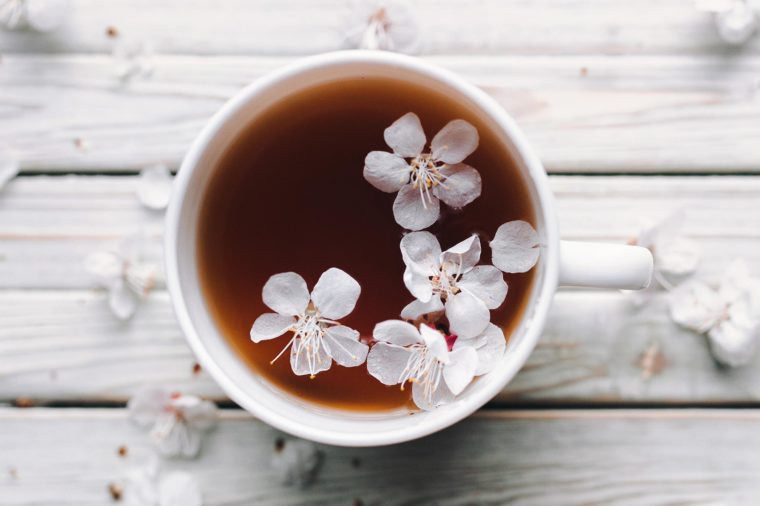 Trà: Một nghiên cứu được công bố trên Tạp chí Dinh dưỡng lâm sàng Mỹ cho thấy những phụ nữ cao tuổi uống trà có nguy cơ gãy xương thấp hơn và mật độ khoáng xương mạnh hơn so với những phụ nữ không uống trà. 