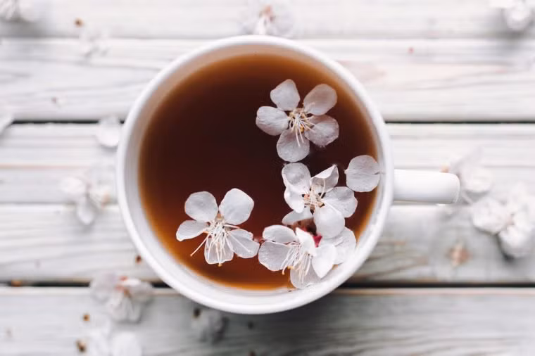 Trà: Một nghiên cứu được công bố trên Tạp chí Dinh dưỡng lâm sàng Mỹ cho thấy những phụ nữ cao tuổi uống trà có nguy cơ gãy xương thấp hơn và mật độ khoáng xương mạnh hơn so với những phụ nữ không uống trà. 