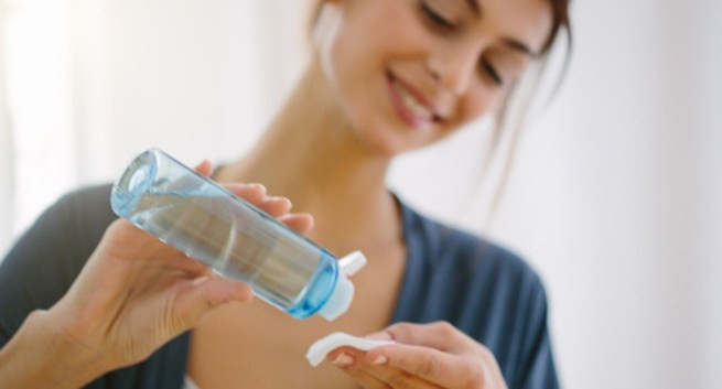 Sử dụng toner (nước hoa hồng): Dùng nước hoa hồng trong quy trình chăm sóc da là điều cần thiết nếu bạn muốn da đẹp tự nhiên mà không cần trang điểm. Toner giúp thu nhỏ lỗ chân lông và để lại cho bạn làn da săn chắc.