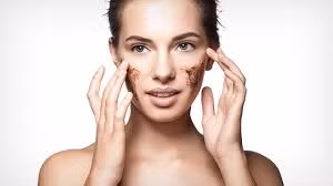 Tẩy tế bào chết: Thường xuyên tẩy tế bào chết là việc rất quan trọng để giúp bạn có một vẻ đẹp tự nhiên không cần mỹ phẩm. Tẩy tế bào chết sẽ loại bỏ lớp da chết, làm thông thoáng lỗ chân lông và giúp cho da bạn trở nên sáng hơn. Tuy nhiên, để mang lại hiệu quả tốt nhất, bạn không nên tẩy tế bào chết quá mức, chỉ cần 1-2 lần/tuần là đủ.