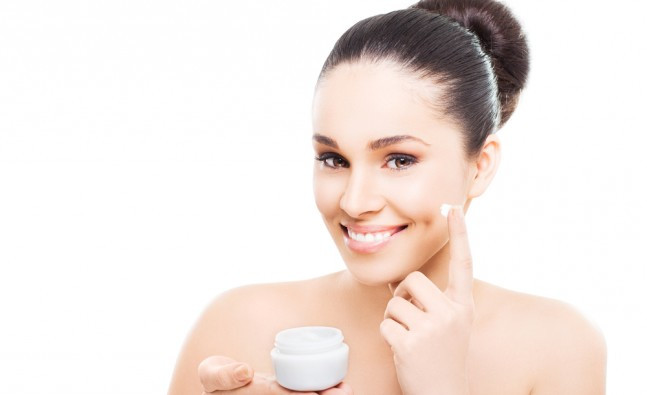 Dưỡng ẩm da: Dưỡng ẩm cho da giúp quá trình hydrat hóa hoạt động tốt hơn, qua đó làn da của bạn luôn được mềm mại và dẻo dai. Do đó, bạn cần chú ý tới việc giữ ẩm cho da hàng ngày bằng cách cung cấp đủ nước hay ăn nhiều thực phẩm giúp giữ nước trong cơ thể.