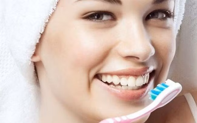 Luôn vệ sinh răng miệng: Vệ sinh răng miệng tốt cũng làm tăng vẻ đẹp của bạn. Một hàm răng xỉn màu, vàng ố tất nhiên không thể nào so sánh với hàm răng trắng bóng và khỏe mạnh được. Chính vì vậy, chăm sóc vệ sinh răng miệng thường xuyên cũng là “chìa khóa” giúp bạn luôn đẹp tự nhiên mà không cần mỹ phẩm hay trang điểm.