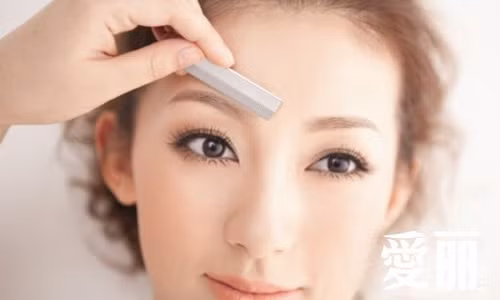 Tỉa, tạo kiểu lông mày: Nếu bạn không muốn trang điểm thì việc chải chuốt và tỉa lông mày theo kiểu sẽ giúp tôn vẻ đẹp của bạn hơn. Một đôi lông mày gọn gàng sẽ giúp bạn trông cuốn hút và tự tin hơn. 