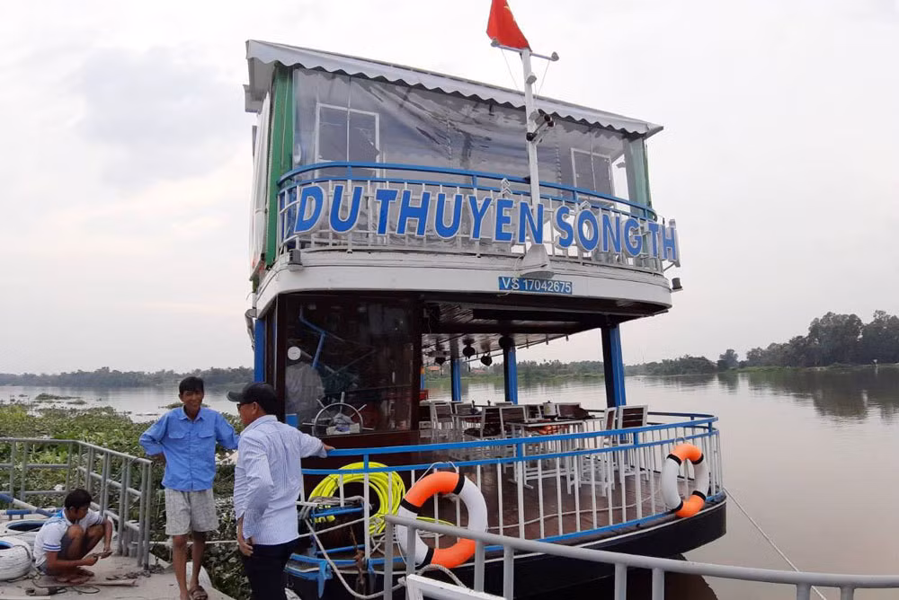Du thuyen khong phep ngang nhien lap ben, cho khach tren song Sai Gon-Hinh-2
