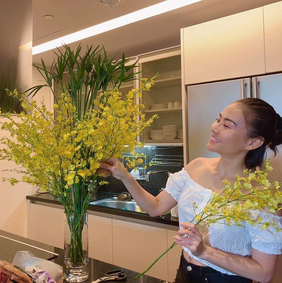 Ở nhà, Thu Minh vẫn ăn mặc gợi cảm với áo trễ vai nữ tính. Ảnh: FBNV.