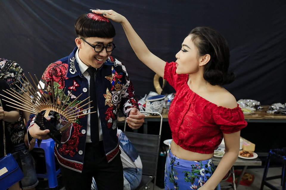 Nữ ca sĩ diện áo trễ vai và hở bụng để khoe eo thon.