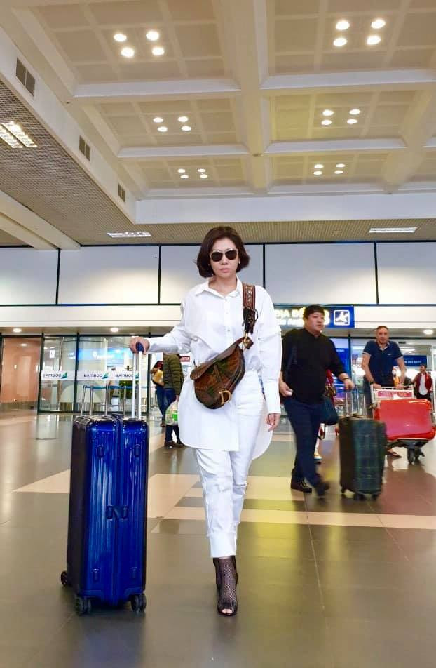 Dù đã ở độ tuổi tứ tuần, cô vẫn giữ được vóc dáng thon gọn và gu thời trang thanh lịch thời thượng.