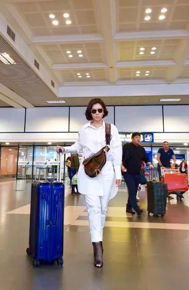 Dù đã ở độ tuổi tứ tuần, cô vẫn giữ được vóc dáng thon gọn và gu thời trang thanh lịch thời thượng.