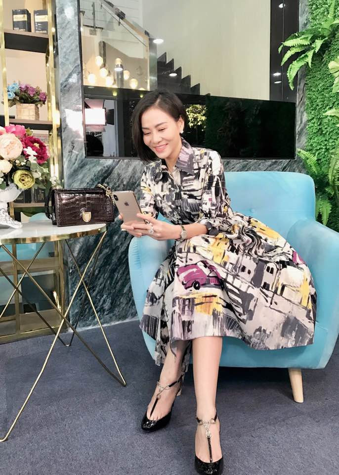 Giọng ca "Đường Cong" giờ đây ăn mặc rất sang chảnh, nữ tính.