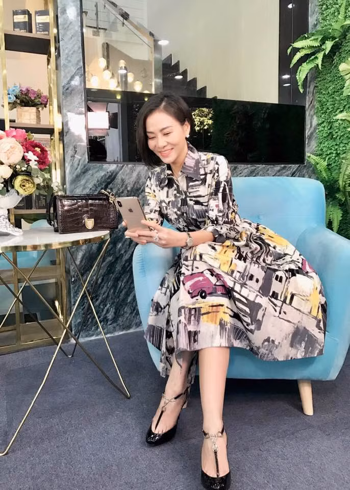 Giọng ca "Đường Cong" giờ đây ăn mặc rất sang chảnh, nữ tính.