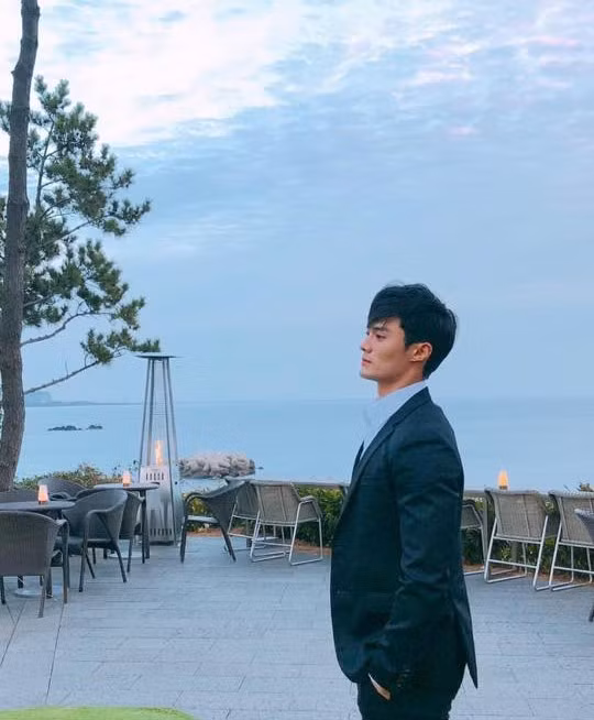 Không những sở hữu gương mặt điển trai như tài tử và thân hình chuẩn 6 múi, Nam vương Quốc tế 2018 Seung Hwan Lee còn có gu thời trang cực kỳ lịch lãm và thời thượng. 