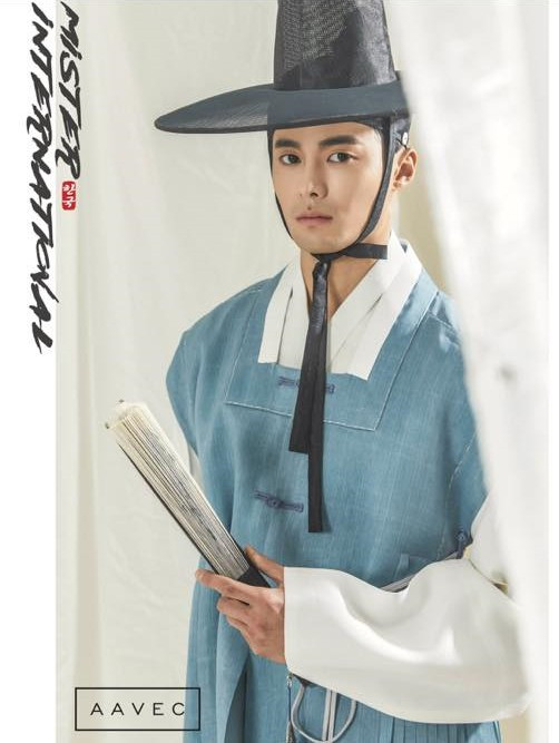 Vì sở hữu thân hình quá đẹp mắt, Seung Hwan Lee từng bị nghi ngờ đã chỉnh sửa ảnh quá đà. Tuy nhiên, ảnh hậu trường chứng minh vóc dáng của mỹ nam Hàn Quốc là có thật.