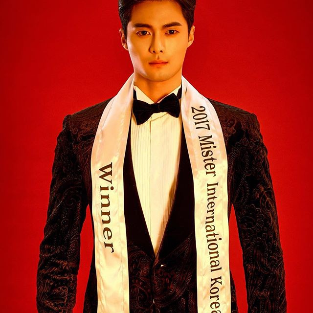 Mỹ nam Hàn Quốc sinh năm 1995 Seung Hwan Lee đăng quang ngôi Nam vương quốc tế 2018. Anh đang là sinh viên ngành Giáo dục thể chất, sở hữu thân hình "cực phẩm" vạm vỡ như tượng tạc. Hiện anh cũng là một người mẫu sáng giá ở xứ Kim chi.