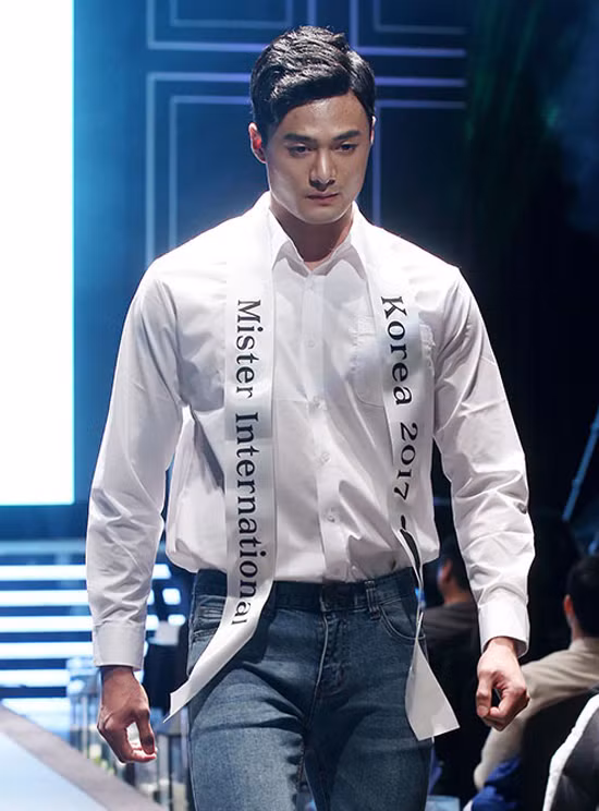 Nam vương Hàn Quốc sở hữu chiều cao nổi trội 1m83. Anh là một trong những thí sinh có thân hình đẹp mắt nhất cuộc thi Nam vương quốc tế.