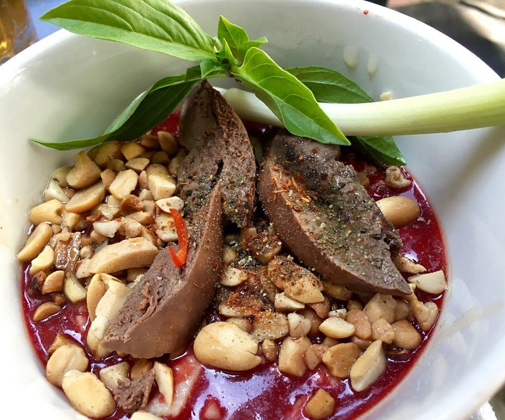 Tiết canh là món ăn nổi tiếng của Việt Nam. Nguyên liệu chính của món này là máu động vật tươi (vịt hoặc lợn, dê) pha cùng nước mắm hoặc muối rồi trộn cùng thịt, sụn băm nhỏ. Tiết canh có tính "gây nghiện" cao nhưng cũng là nỗi ám ảnh với nhiều người. Cây viết từ Culture Trip cho rằng để đảm bảo an toàn, du khách không nên thử món này. Tiết canh có thể chứa nhiều vi khuẩn gây bệnh độc hại, đủ sức giết chết người. Ảnh: Getty.