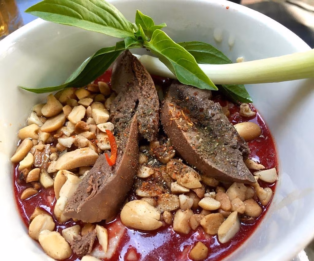 Tiết canh là món ăn nổi tiếng của Việt Nam. Nguyên liệu chính của món này là máu động vật tươi (vịt hoặc lợn, dê) pha cùng nước mắm hoặc muối rồi trộn cùng thịt, sụn băm nhỏ. Tiết canh có tính "gây nghiện" cao nhưng cũng là nỗi ám ảnh với nhiều người. Cây viết từ Culture Trip cho rằng để đảm bảo an toàn, du khách không nên thử món này. Tiết canh có thể chứa nhiều vi khuẩn gây bệnh độc hại, đủ sức giết chết người. Ảnh: Getty.