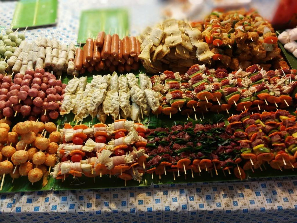 Thịt nướng xiên que có thể tìm thấy ở khắp các đường phố Việt Nam. Theo Culture Trip, các món ăn đường phố ở Việt Nam thực sự tuyệt vời, có thể nói là ngon nhất thế giới. Tuy nhiên, chất lượng thịt không phải lúc nào cũng đảm bảo. "Thịt được chế biến và bán với giá rẻ. Tôi không nói tất cả nhưng nếu đen đủi, dạ dày của bạn chắc sẽ không vui", Matthew bình luận. Ảnh: Getty.