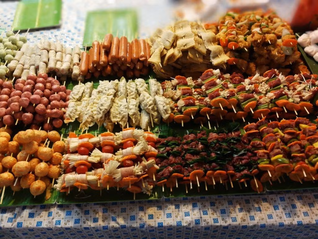 Thịt nướng xiên que có thể tìm thấy ở khắp các đường phố Việt Nam. Theo Culture Trip, các món ăn đường phố ở Việt Nam thực sự tuyệt vời, có thể nói là ngon nhất thế giới. Tuy nhiên, chất lượng thịt không phải lúc nào cũng đảm bảo. "Thịt được chế biến và bán với giá rẻ. Tôi không nói tất cả nhưng nếu đen đủi, dạ dày của bạn chắc sẽ không vui", Matthew bình luận. Ảnh: Getty.