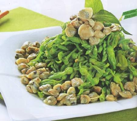 Các món xào từ hến: Hến xào su hào, củ cải hoặc rau bí. Bí đỏ thường mọc vào mùa hè, nên hến xào rau bí vừa thể hiện chất dân gian vừa có tác dụng thanh nhiệt, giải khát trừ phiền.