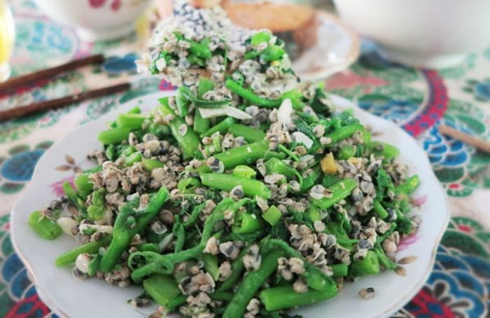 Hến xào rau bí là món ăn ngon, bổ, thanh nhiệt, giải khát, trừ phiền nhiệt, thích hợp với nhiều người.