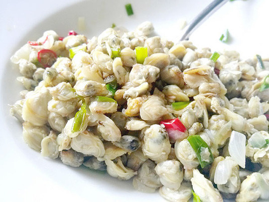 Để bổ thận cường dương, dùng hến luộc chín lấy phần thịt, xào với lá hẹ. Chú ý ăn khi còn nóng sẽ rất công dụng. Cũng có thể dùng canh hến với cà chua, khế, thì là, rau răm. Cà chua và khế có vị chua, dẫn thuốc vào can kinh. Thì là khử mùi tanh, tiêu thực, làm ấm thận. Rau răm khử mùi tanh, kìm hãm tác dụng cường dương quá mạnh của hến.