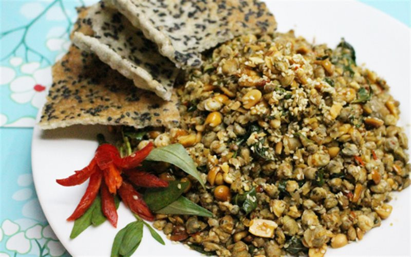 Nhìn chung hến rất tốt cho sức khỏe, nhưng những ai bị dị ứng với thủy, hải sản cần hết sức cẩn trọng khi sử dụng. Hến chứa lượng purin cao, nên những người có bệnh gút hoặc tiền sử bệnh gút không nên ăn. Thịt hến có tính lạnh nên người bị bệnh đau dạ dày cần phải ăn cần thêm vài lát gừng tươi để điều hòa với thịt hến. Ảnh: Internet.