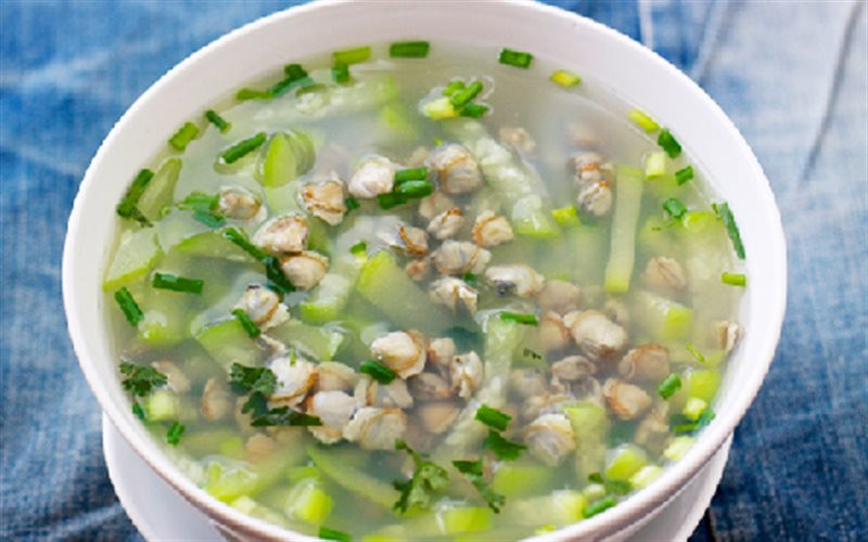Canh hến nấu bầu: Hến sông 2 – 3 kg, bầu sao hay bầu trắng 1 – 2 quả non, mỡ, mắm, muối, hành, thì là và gia vị vừa đủ. Hến ngâm trong nước sạch 3 – 4 giờ, đãi sạch đất cát; luộc hến bằng nước lạnh, khi nước sôi, đảo đều đến khi các con hến đều mở miệng thì tắt bếp; gạn lấy nước luộc hến; đãi lấy thịt để riêng.