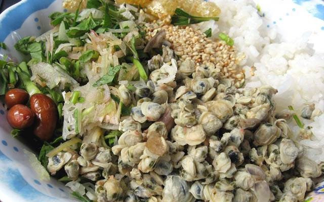 Hến có tên khác: Nghiễn nhục. Trong 100g thịt hến có 12,77g protid, 13,9 mg chất sắt, 0,25 mg đồng; nhiều vitamin B12, nhiều acid omega-3, ít cholesterol nên thích hợp với người thiếu máu và người bị bệnh tim mạch, đặc biệt còn có tác dụng chữa di tinh, tăng cường sinh lý.