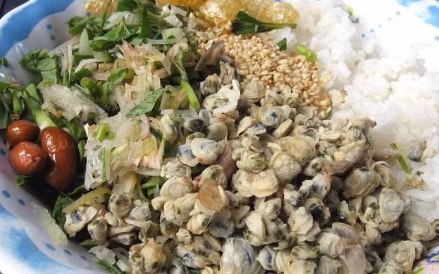 Hến có tên khác: Nghiễn nhục. Trong 100g thịt hến có 12,77g protid, 13,9 mg chất sắt, 0,25 mg đồng; nhiều vitamin B12, nhiều acid omega-3, ít cholesterol nên thích hợp với người thiếu máu và người bị bệnh tim mạch, đặc biệt còn có tác dụng chữa di tinh, tăng cường sinh lý.