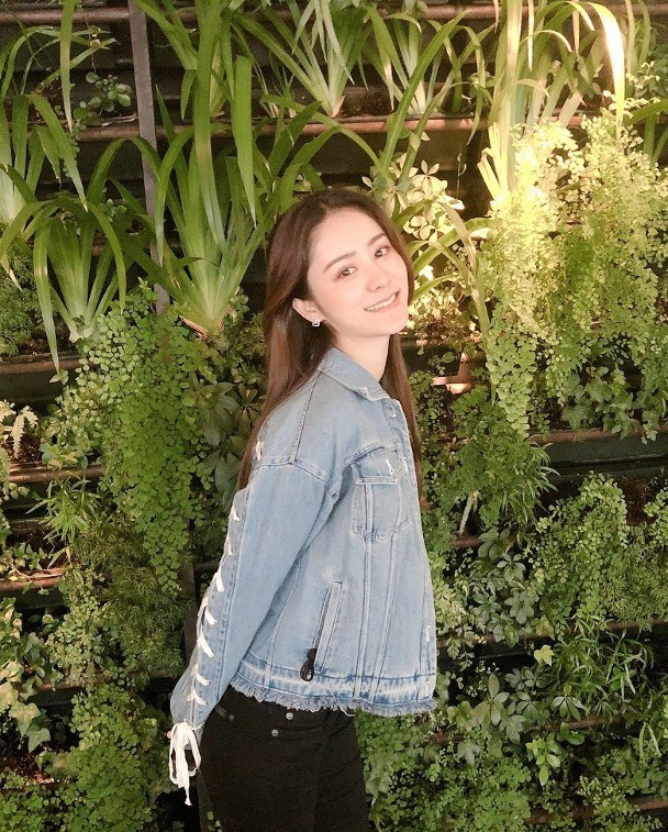 Buổi tối, Hinh Nguyệt ăn salad rau xà lách, thăn bò hoặc ức gà, tuyệt đối không ăn đêm. Ngoài ra, người đẹp ưu tiên ăn các món ít calo như khoai lang, dưa chuột, trứng, dưa hấu...