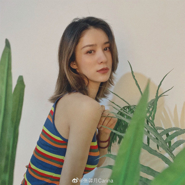 Còn khi đến phòng gym, người đẹp dành riêng 30 phút khởi động, 25 phút tập căng cơ, còn lại tập một số bài tạ nhẹ. Squat là dạng bài tập cơ bản lại mang lại hiệu quả cao trong việc giúp cải thiện số đo vòng 3 của Hinh Nguyệt.