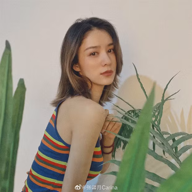 Còn khi đến phòng gym, người đẹp dành riêng 30 phút khởi động, 25 phút tập căng cơ, còn lại tập một số bài tạ nhẹ. Squat là dạng bài tập cơ bản lại mang lại hiệu quả cao trong việc giúp cải thiện số đo vòng 3 của Hinh Nguyệt.