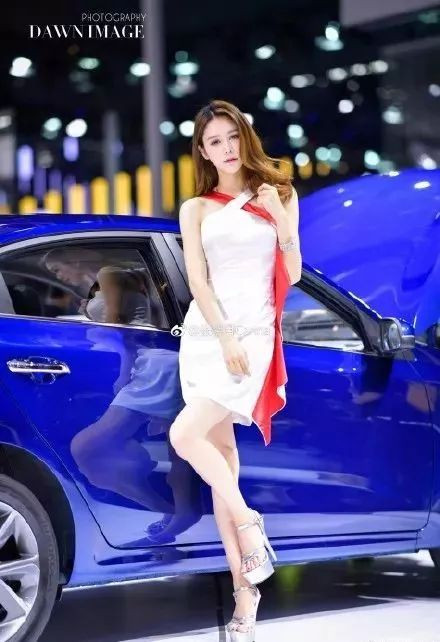 Vào buổi trưa, người mẫu cho phép bản thân ăn uống thoải mái nhưng giới hạn khối lượng tinh bột. Cô thường chỉ ăn một bát nhỏ hoặc ít hơn.